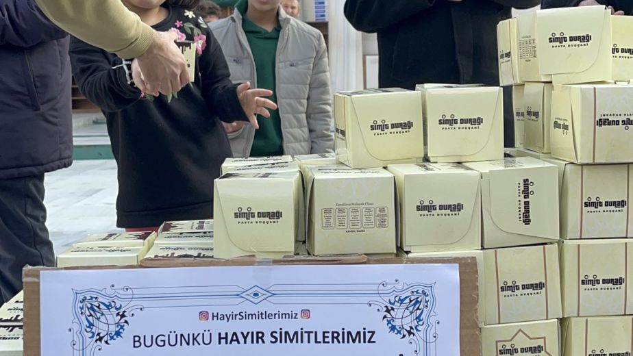 Hayır için kandil simidi dağıtmak