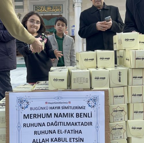Hayır için kandil simidi dağıtmak