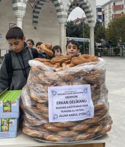 Çocuklara hayır yapmak simit dağıtımı camide