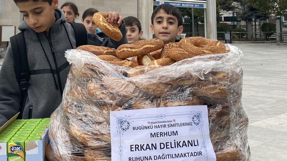 Çocuklara hayır yapmak simit dağıtımı camide
