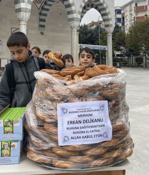 Çocuklara hayır yapmak simit dağıtımı camide
